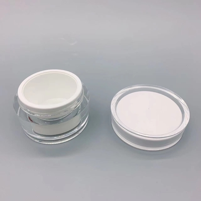 Zylinderförmige transparente leere Cremetiegel, die innerhalb der weißen Augen-Creme unterbringen